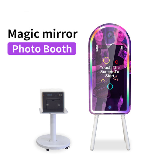 Well designed mirror booth capture happy moment on event